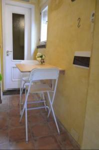 - une table et des chaises dans une pièce avec porte dans l'établissement Appartamento Ciro Pinsuti, à Sinalunga