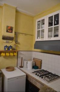 a kitchen with a stove and a counter top at Appartamento Ciro Pinsuti in Sinalunga