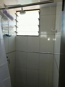 a bathroom with a shower and a window at Departamento moderno, familiar y acogedor. in Cochabamba