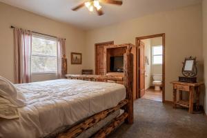 Photo de la galerie de l'établissement Stunning Ruidoso Cabin with Private Hot Tub!, à Ruidoso