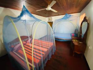 מיטה או מיטות בחדר ב-Chandi Gaya Beach Guesthouse