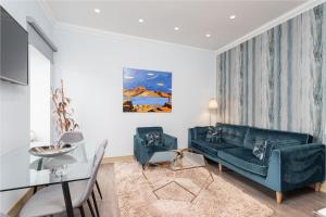 ein Wohnzimmer mit einem grünen Sofa und einem Tisch in der Unterkunft The Barclay Apartment in Perth