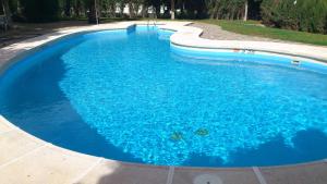 una gran piscina de agua azul en Hotel Mojácar Playa, en Mojácar