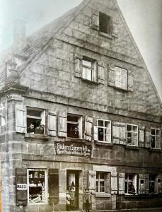 ツィルンドルフにあるAltstadtpension Zirndorfの白黒の建物写真