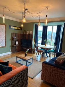 uma sala de estar com um sofá e uma mesa em Silver Howe, Bowness-on-Windermere em Bowness-on-Windermere