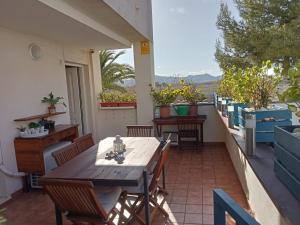 taras ze stołem i krzesłami na balkonie w obiekcie PLAYA ALMARDA CORINTO, PISCINA, WIFI,2 TERRAZAS, BARBACOA,TRANQUILo w mieście Sagunto