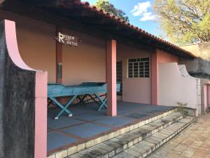 a house with a picnic table outside of it at Analândia - Recreio dos Netos in Analândia