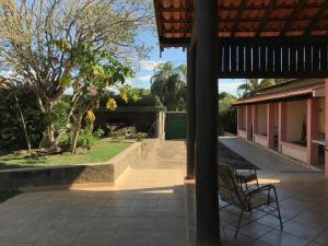 a patio with a bench and a garden at Analândia - Recreio dos Netos in Analândia