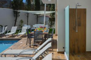 Bazén v ubytování Tsokkos Family Villa - Pool Garden 2' Walk to Beach nebo v jeho okolí