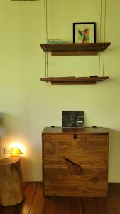 TV a/nebo společenská místnost v ubytování Private jungle “Loft del Rio” river access