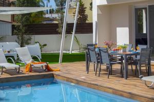 Bazén v ubytování Tsokkos Family Villa - Pool Garden 2' Walk to Beach nebo v jeho okolí