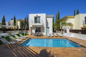 Bazén v ubytování Tsokkos Family Villa - Pool Garden 2' Walk to Beach nebo v jeho okolí