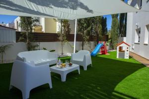Zahrada ubytování Tsokkos Family Villa - Pool Garden 2' Walk to Beach
