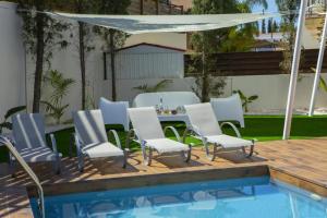 Bazén v ubytování Tsokkos Family Villa - Pool Garden 2' Walk to Beach nebo v jeho okolí