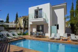 Bazén v ubytování Tsokkos Family Villa - Pool Garden 2' Walk to Beach nebo v jeho okolí