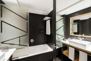ein Badezimmer mit Badewanne und Waschbecken in der Unterkunft Hotel Jazz in Barcelona