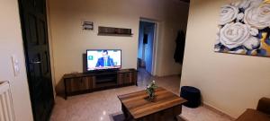 un soggiorno con TV e tavolo di Corfu River House a Potamós