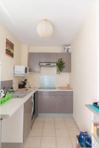 Kuchnia lub aneks kuchenny w obiekcie T2 Tt Confort/Wifi 200m plages Anses Mitan 3 Ilets