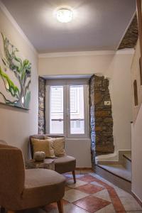 - un salon avec un canapé et une fenêtre dans l'établissement Bed and Brekfast Donatella, à Piran