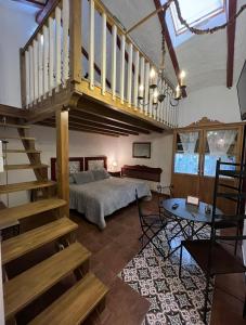 a bedroom with a staircase leading up to a bed at Retiro del Teatro Almagro in Almagro