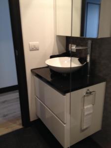 een badkamer met een witte wastafel op een aanrecht bij Apartment Mauritius in Knokke-Heist