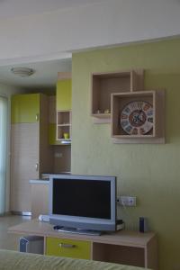 TV a/nebo společenská místnost v ubytování Brezza Marina House