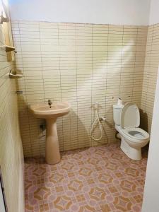 La salle de bains est pourvue de toilettes et d'un lavabo. dans l'établissement Chandi Gaya Beach Guesthouse, à Tangalle