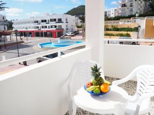 The swimming pool at or close to Apartamentos Cala Llonga