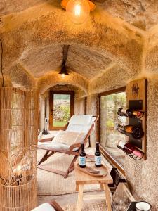 Habitación con cama y mesa con botellas de vino en O Balcon Do Oitaven, vuestra finca privada en Galicia, en Pontevedra