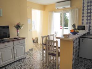 A kitchen or kitchenette at Apartamentos Cala Llonga