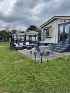 una casa y un patio con mesa y sillas en The Retreat at The Inn, en Spilsby