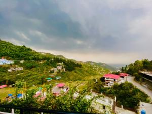 Uma vista aérea de Hotel Himalayan Village