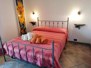 - un lit avec 2 serviettes assises au-dessus dans l'établissement Cascina Zanot, à Marsaglia
