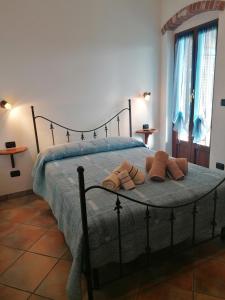 Cascina Zanot في Marsaglia: غرفة نوم عليها سرير ومخدات