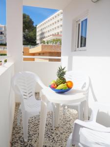 A balcony or terrace at Apartamentos Cala Llonga