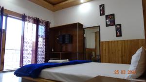 Cama ou camas em um quarto em Hotel Himalayan Village