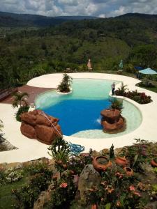 una gran piscina con rocas en un complejo en CABAÑA EL PEZ SAN GIL en San Gil