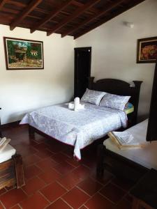 A bed or beds in a room at CABAÑA EL PEZ SAN GIL
