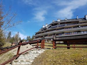 コシチェリスコにあるBUTOROWY RESIDENCE Apartament "GÓRSKA ORCHIDEA"の前の柵の建物