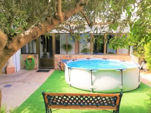 een bad in de tuin met een bank bij Casa Rural Don Alonso in Villalgordo del Jucar