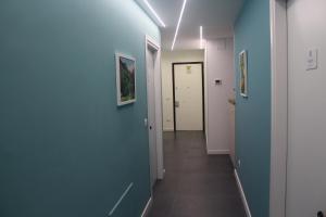 d'un couloir avec des murs bleus et du carrelage. dans l'établissement G da nonna rosa, à San Severo