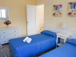 A bed or beds in a room at Apartamentos Cala Llonga Még 27 kép