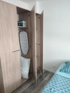 una piccola camera con letto e specchio di Calme et charmant T1 bis a Brest