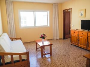 A television and/or entertainment centre at Apartamentos Cala Llonga