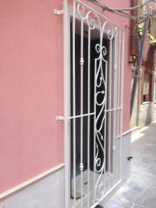 un cancello sul lato di un edificio rosa di Palazzo Giacchina a Sottomarina