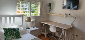 Telewizja i/lub zestaw kina domowego w obiekcie Real Beds Madrid