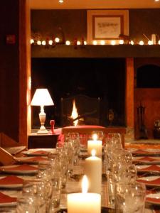 una mesa larga con velas y copas de vino. en Gîte de groupe Arza Mendi, en Jurvielle