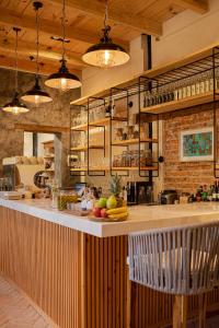 una cocina con una barra con fruta. en Taller de Juan - Casa Hotel en San Cristóbal de Las Casas