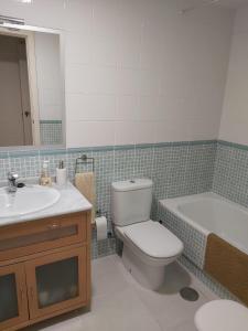 A bathroom at Apartamento Vera Playa (ALTOS NUEVA VERA)