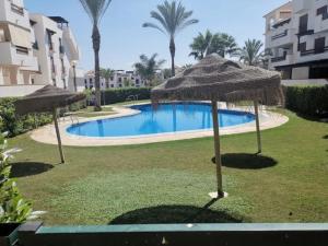 Bazén v ubytování Apartamento Vera Playa (ALTOS NUEVA VERA) nebo v jeho okolí